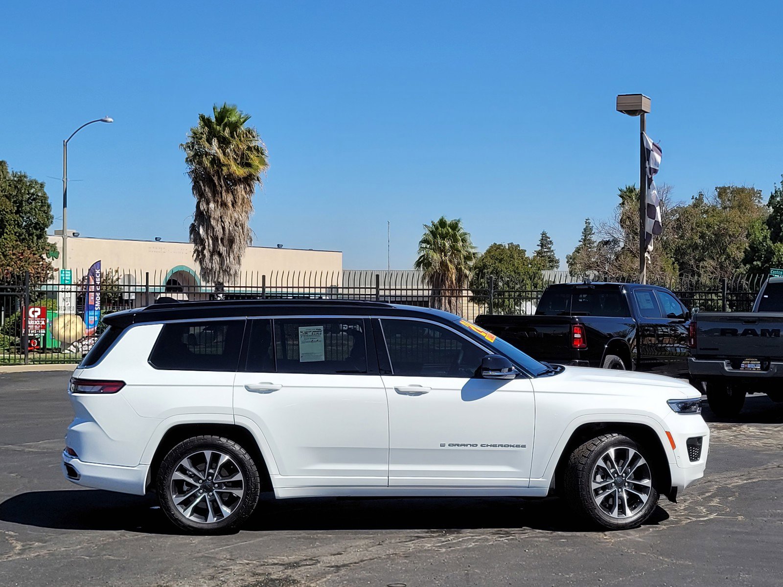 2024 Jeep Grand Cherokee Overland photo 3