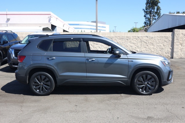 2022 Volkswagen Taos S photo 2