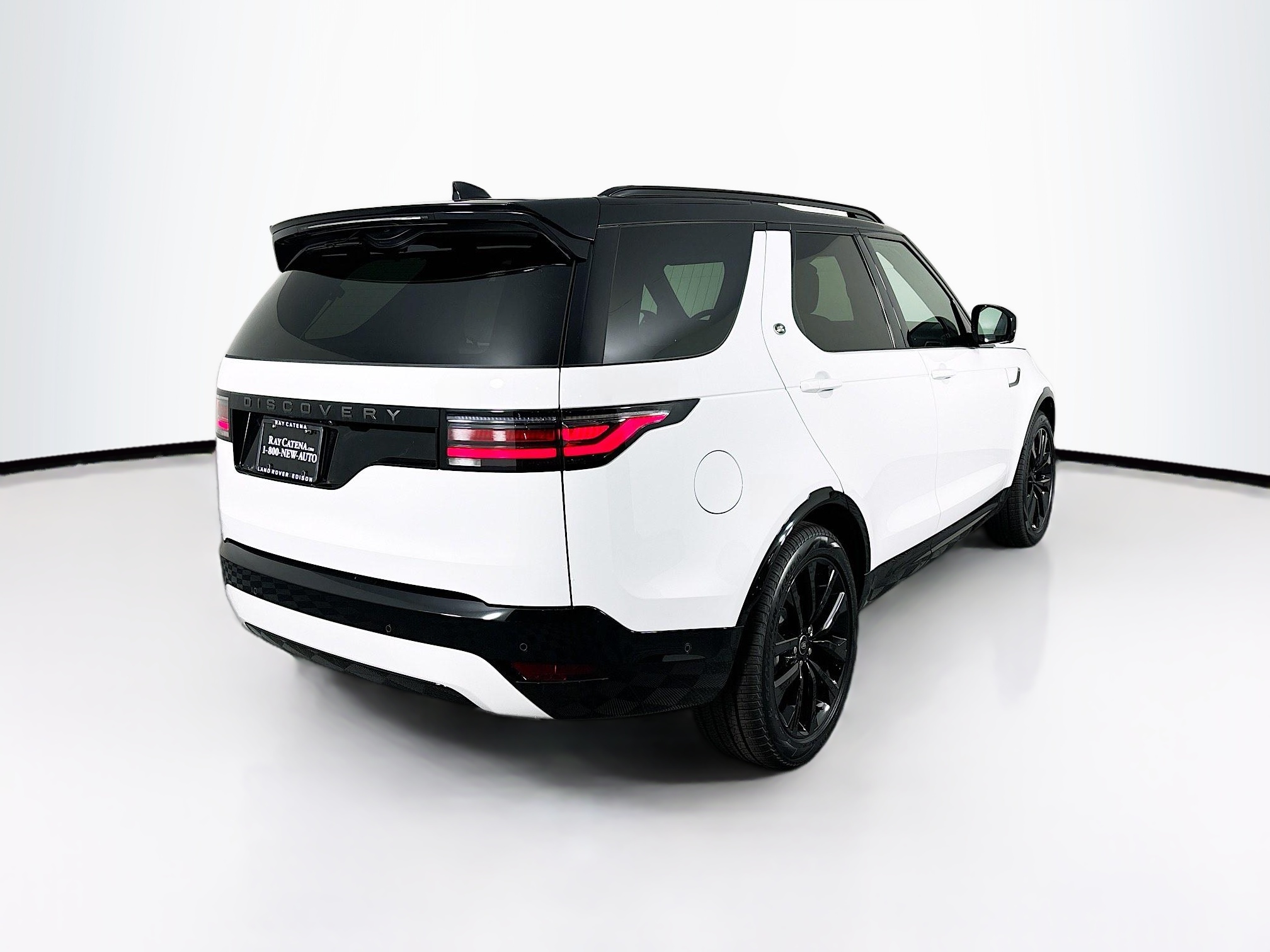 2026 Land Rover Discovery SE photo 3