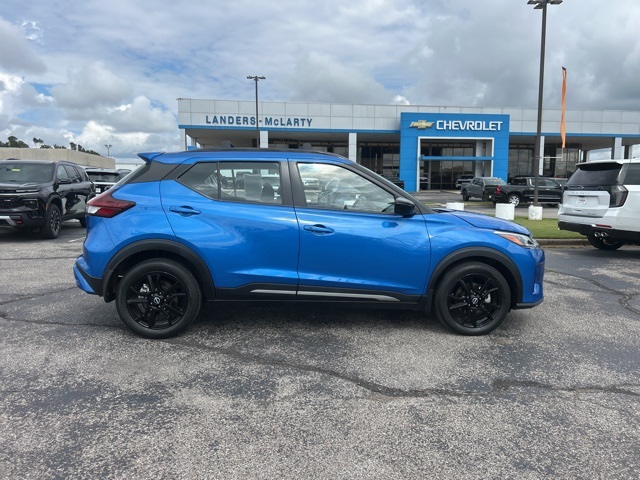2023 Nissan Kicks SR photo 2