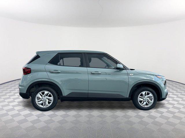 2025 Hyundai Venue SE photo 3