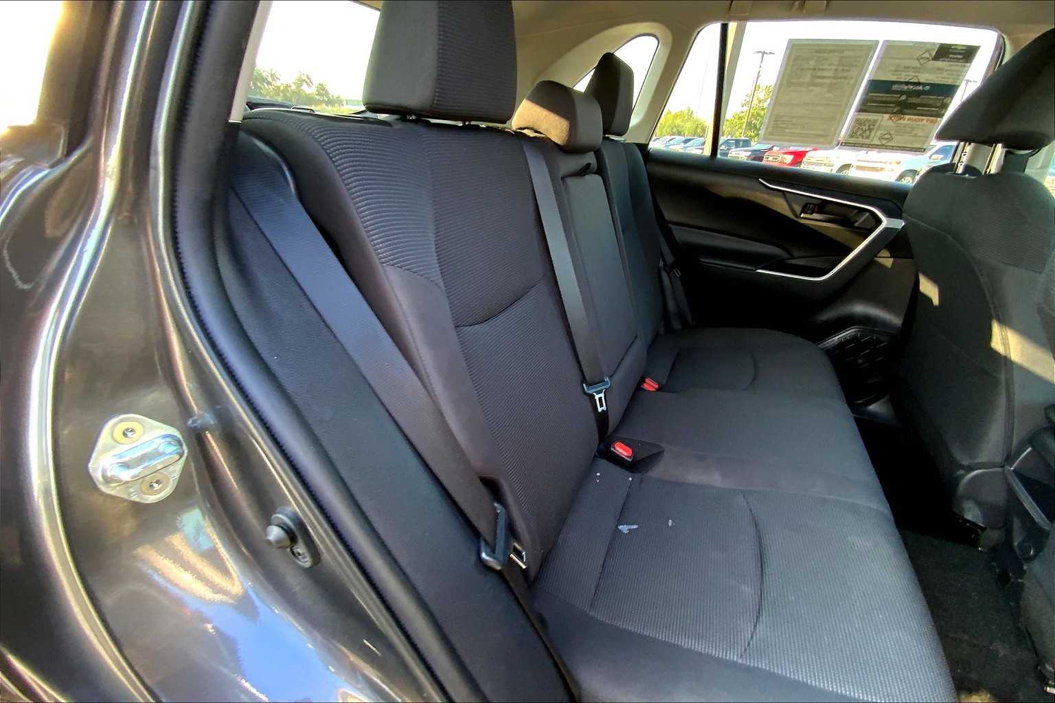 2021 Toyota RAV4 LE photo 18