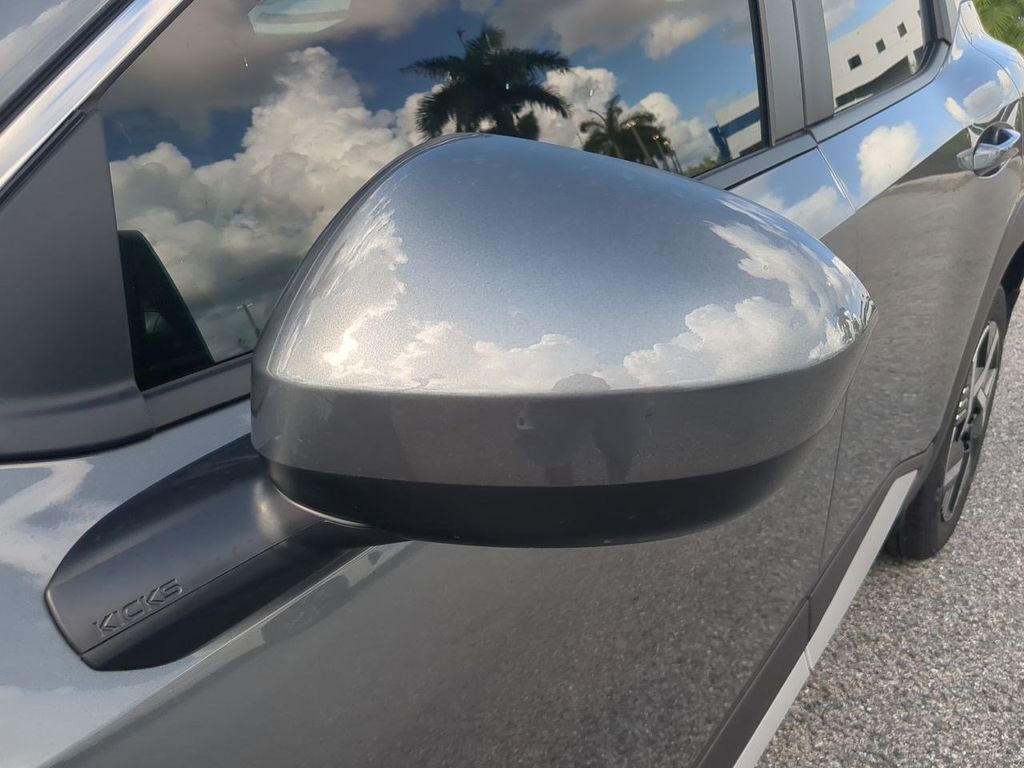 2025 Nissan Kicks SV photo 11