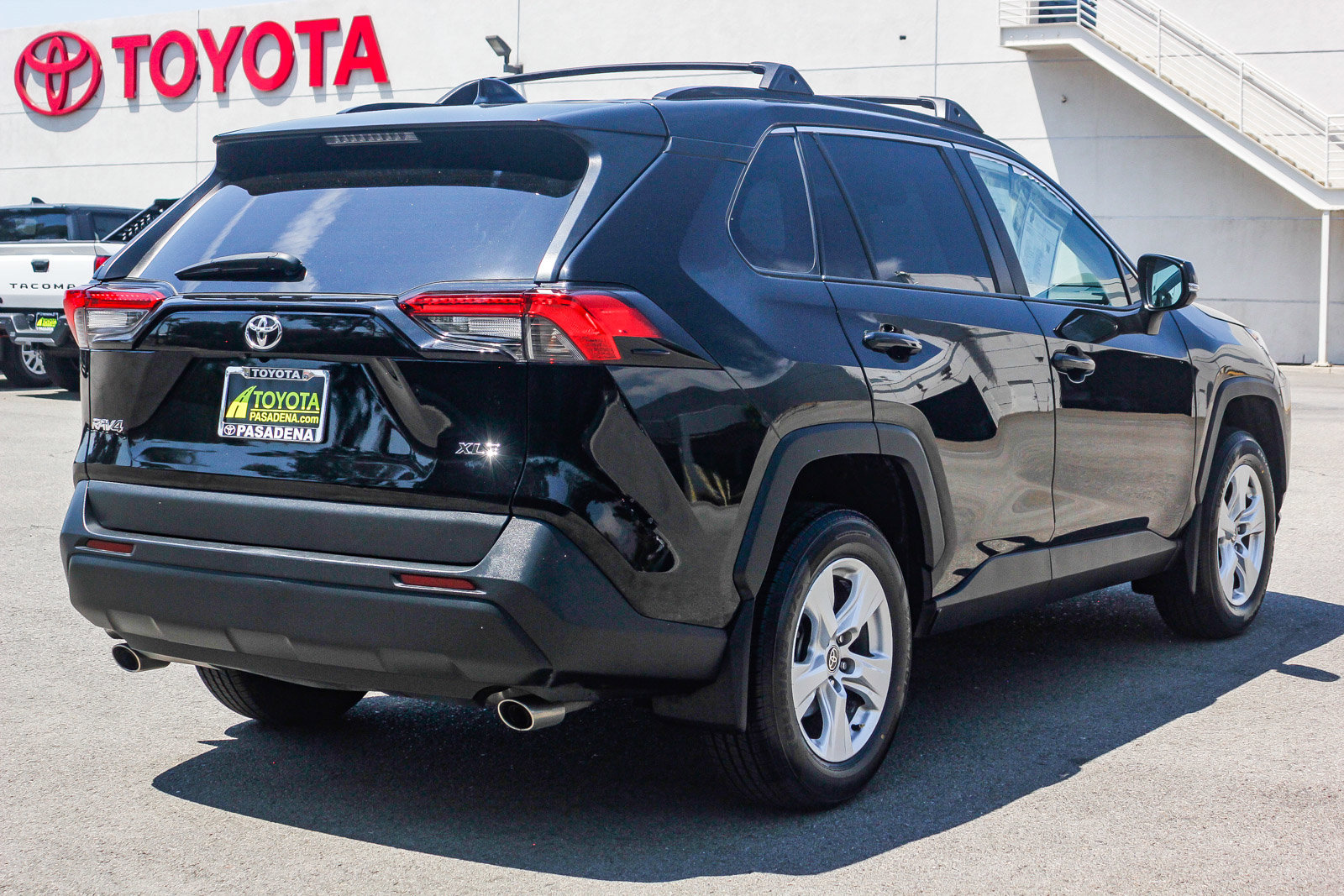 2021 Toyota RAV4 XLE photo 4