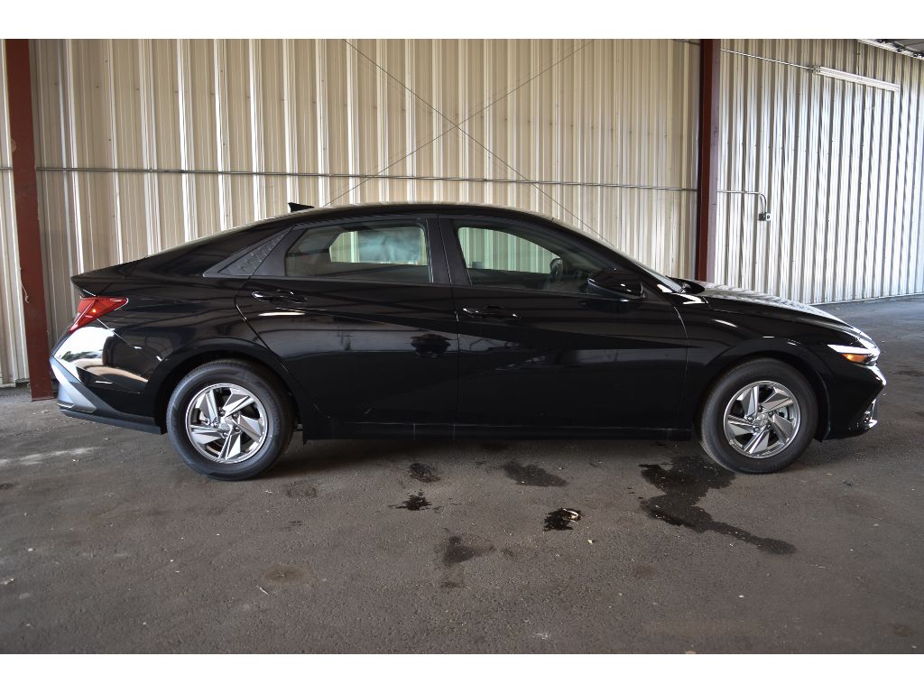 2025 Hyundai Elantra SE photo 4