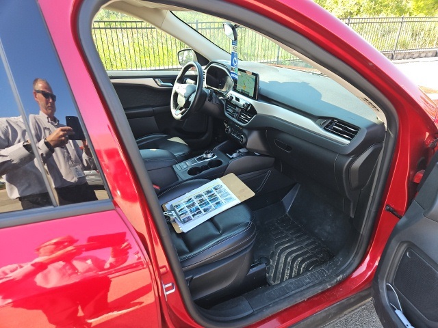 2020 Ford Escape SEL photo 17
