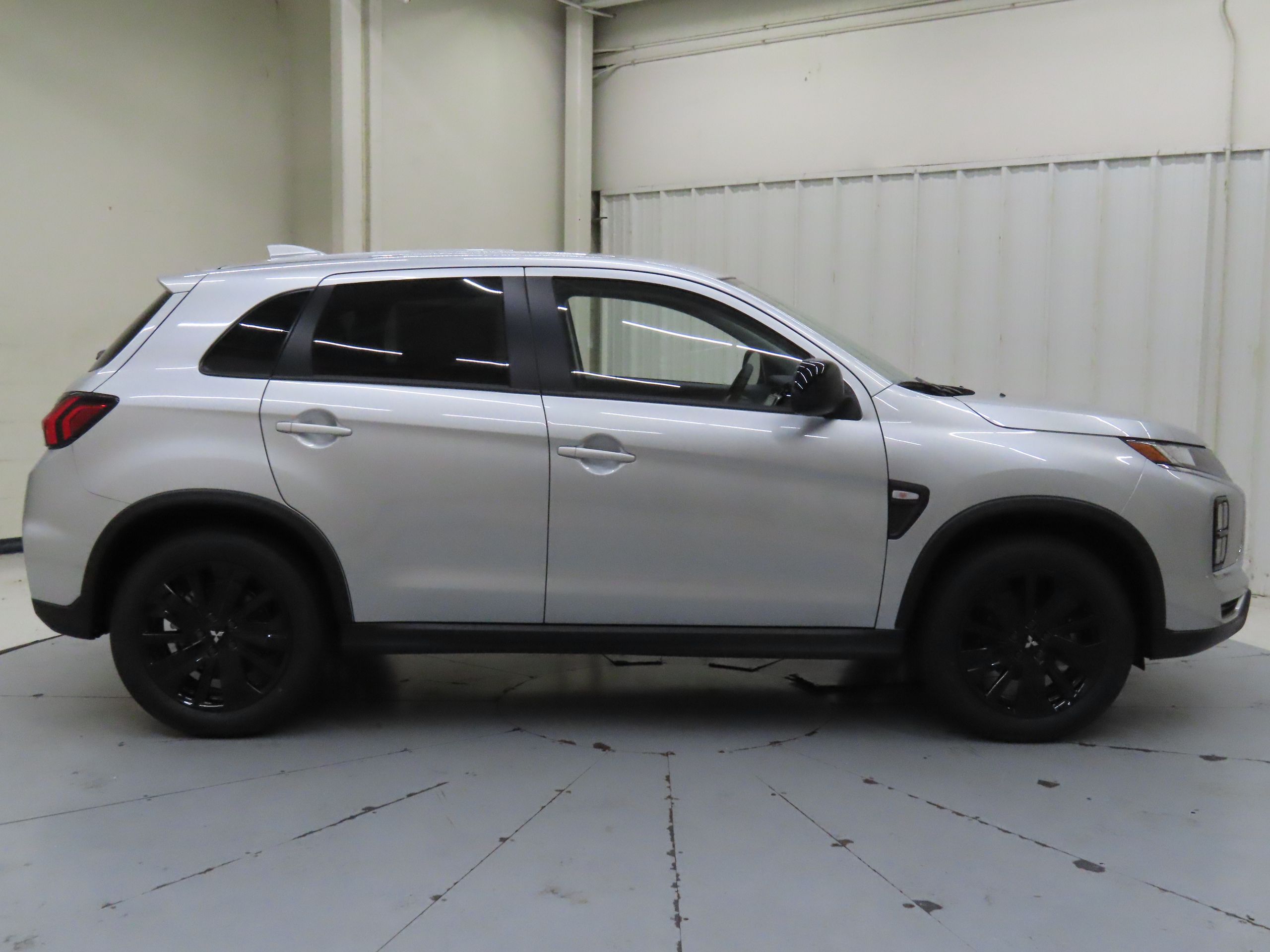 2025 Mitsubishi Outlander Sport LE photo 2