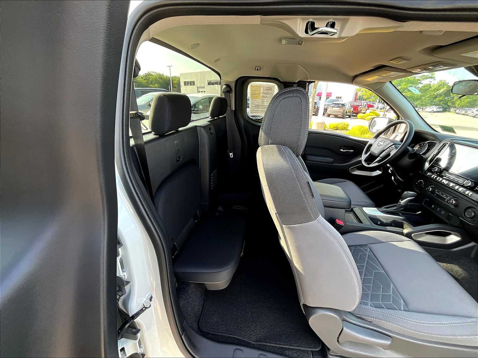 2025 Nissan Frontier SV photo 16