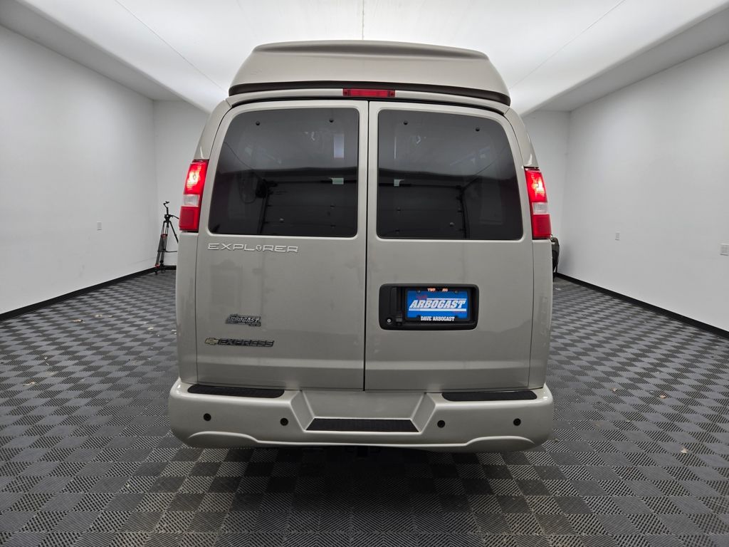 2023 Chevrolet Express photo 4