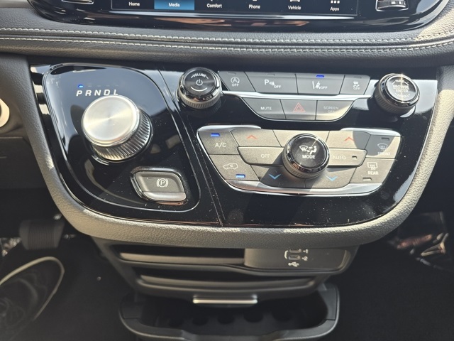 2026 Chrysler Pacifica photo 13