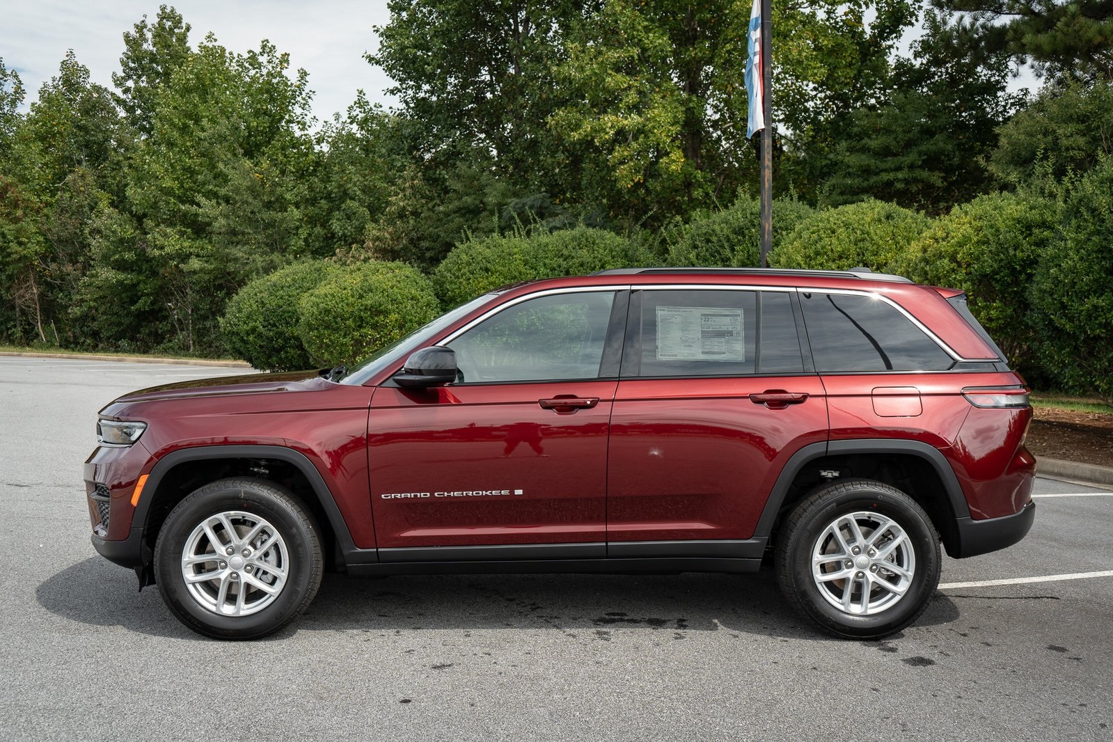 2025 Jeep Grand Cherokee Laredo X photo 2