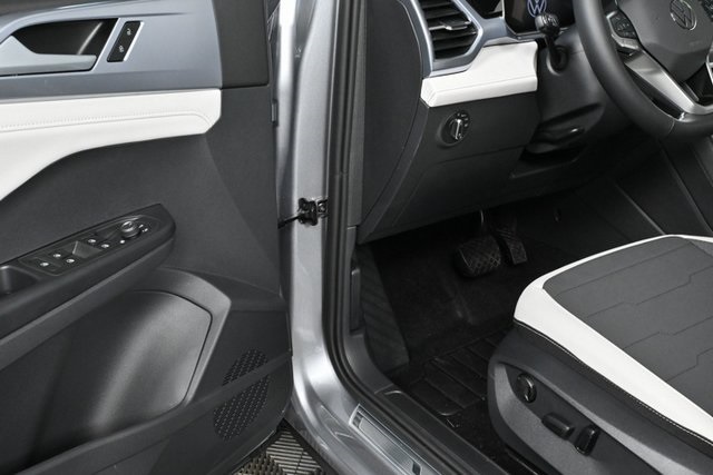 2025 Volkswagen Taos SE photo 5