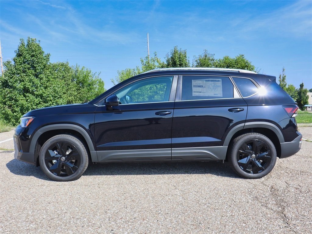 2025 Volkswagen Taos SE photo 2