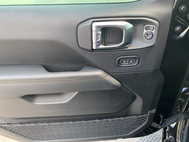 2025 Jeep Wrangler Sahara photo 9