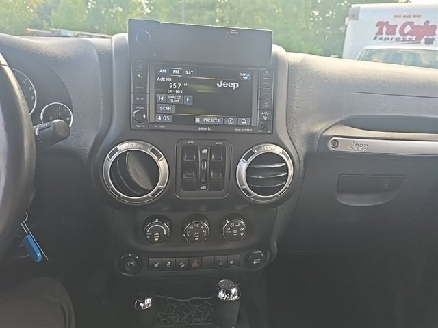 2015 Jeep Wrangler Unlimited Sahara photo 26