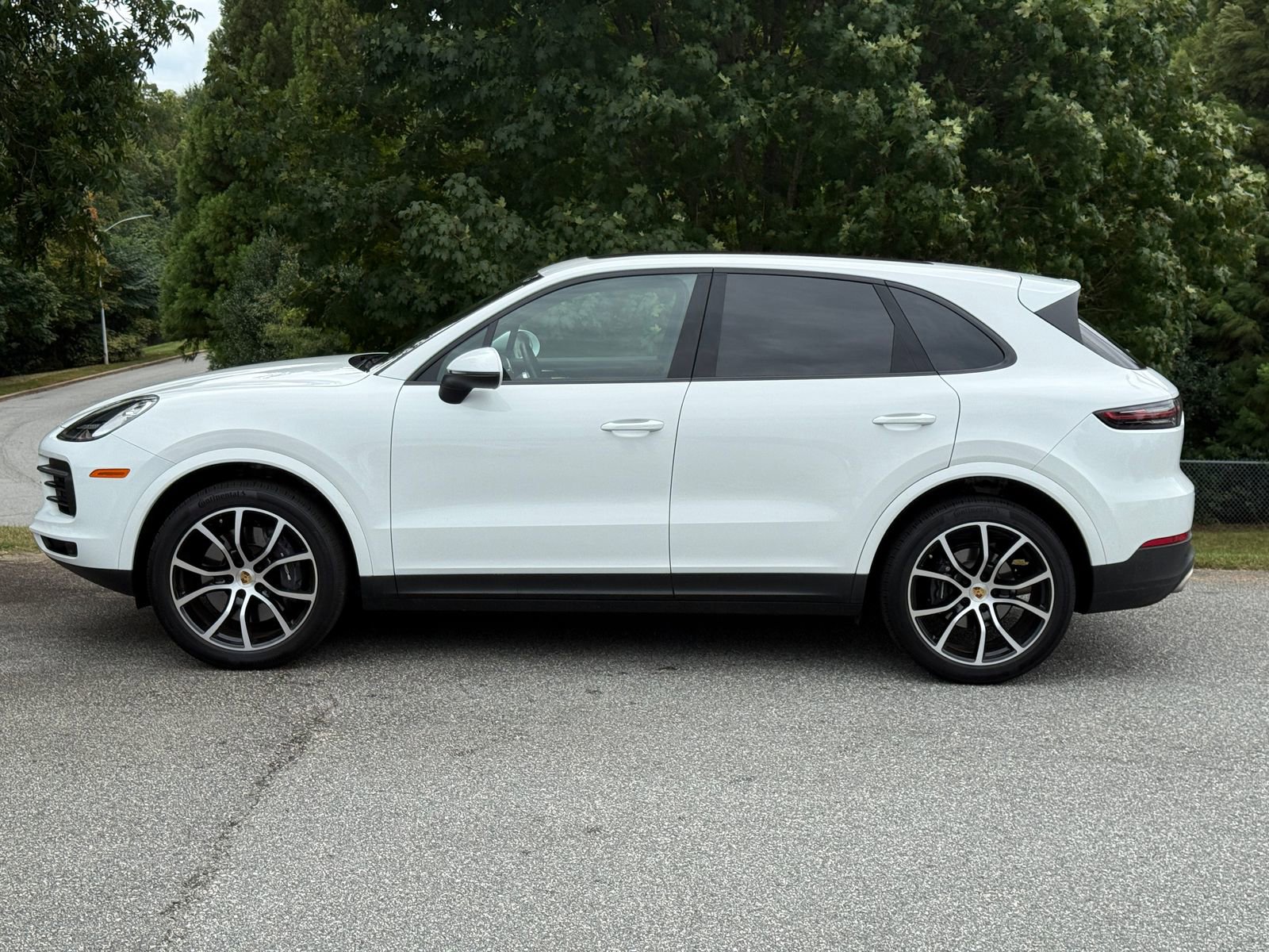 2023 Porsche Cayenne Base photo 2