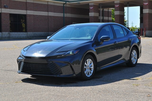 2025 Toyota Camry LE photo 6