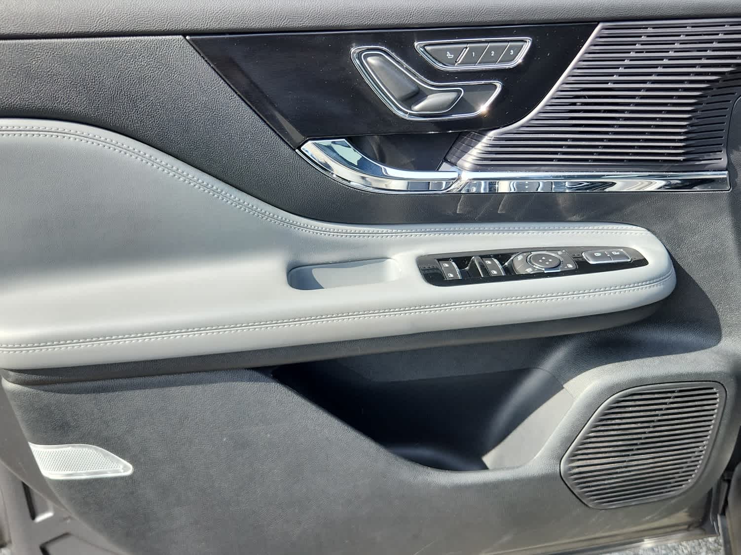 2021 Lincoln Corsair Standard photo 12