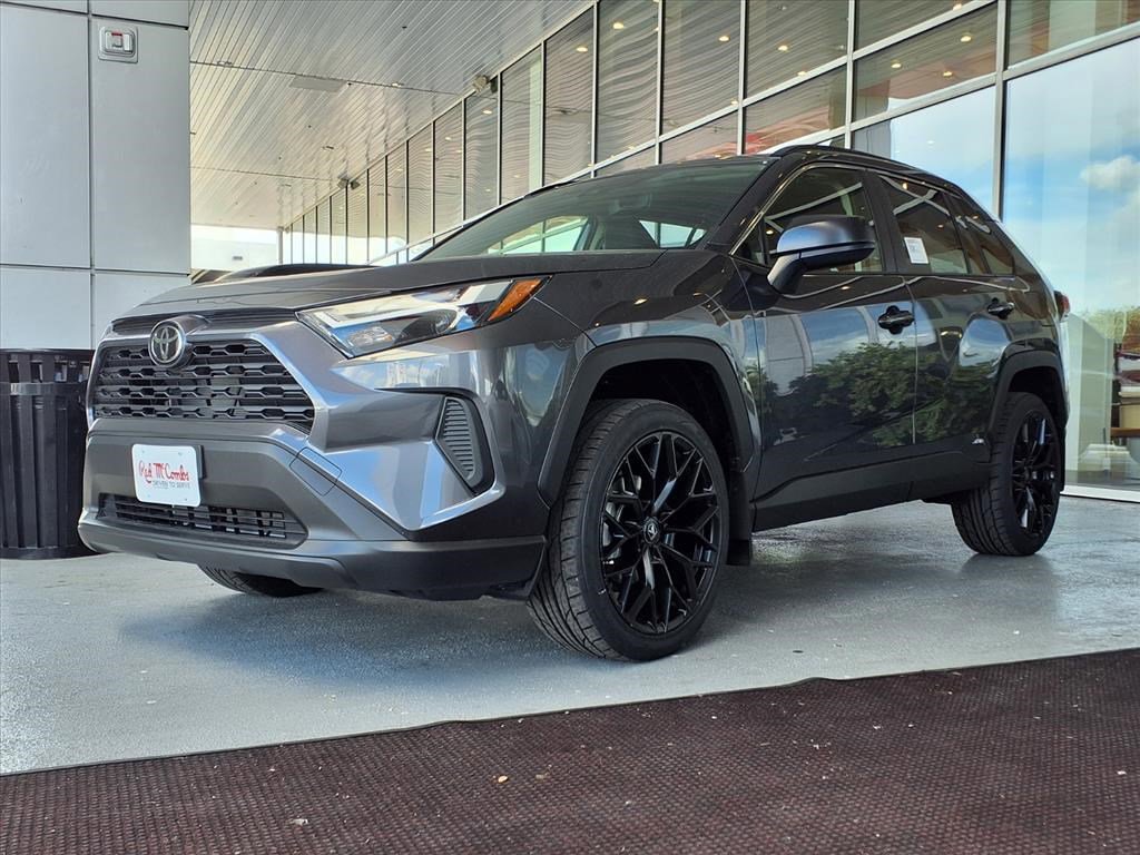 2025 Toyota RAV4 LE's photo