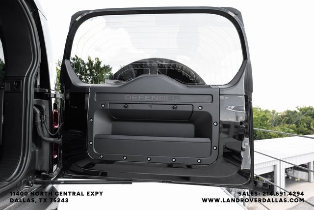 2025 Land Rover Defender 110 X-Dynamic SE photo 47