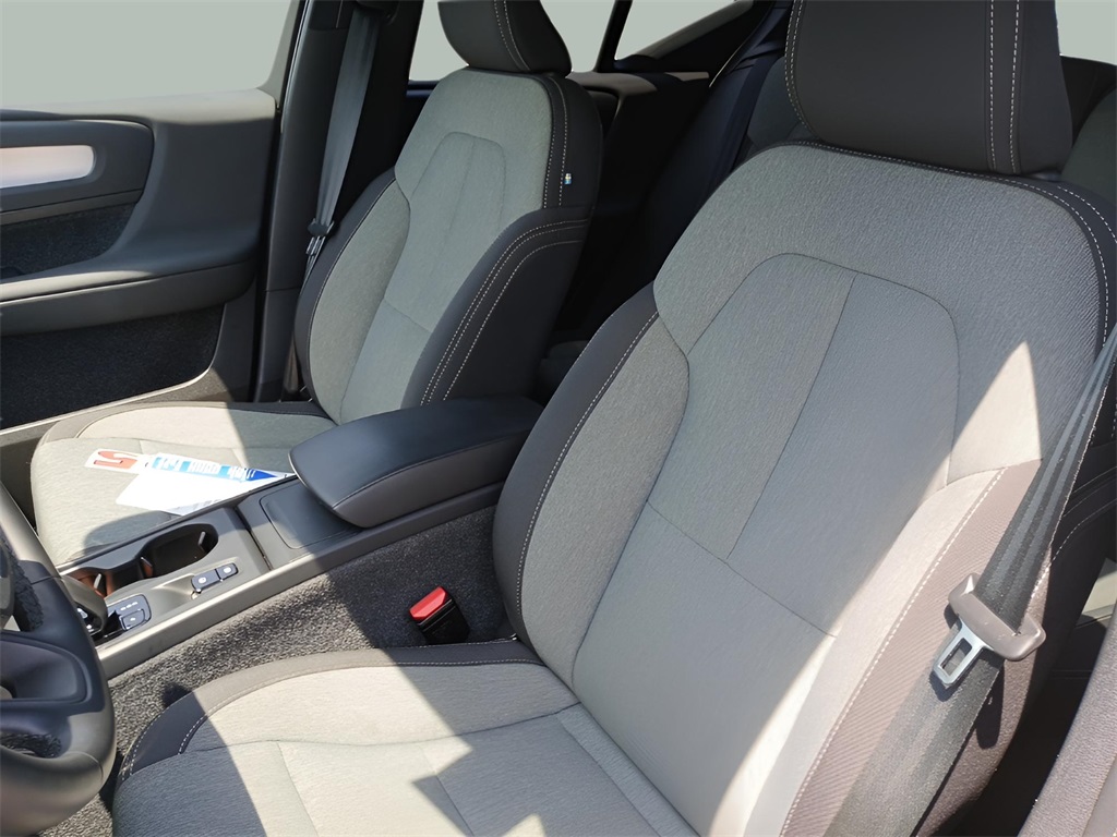 2025 Volvo XC40 Core photo 21