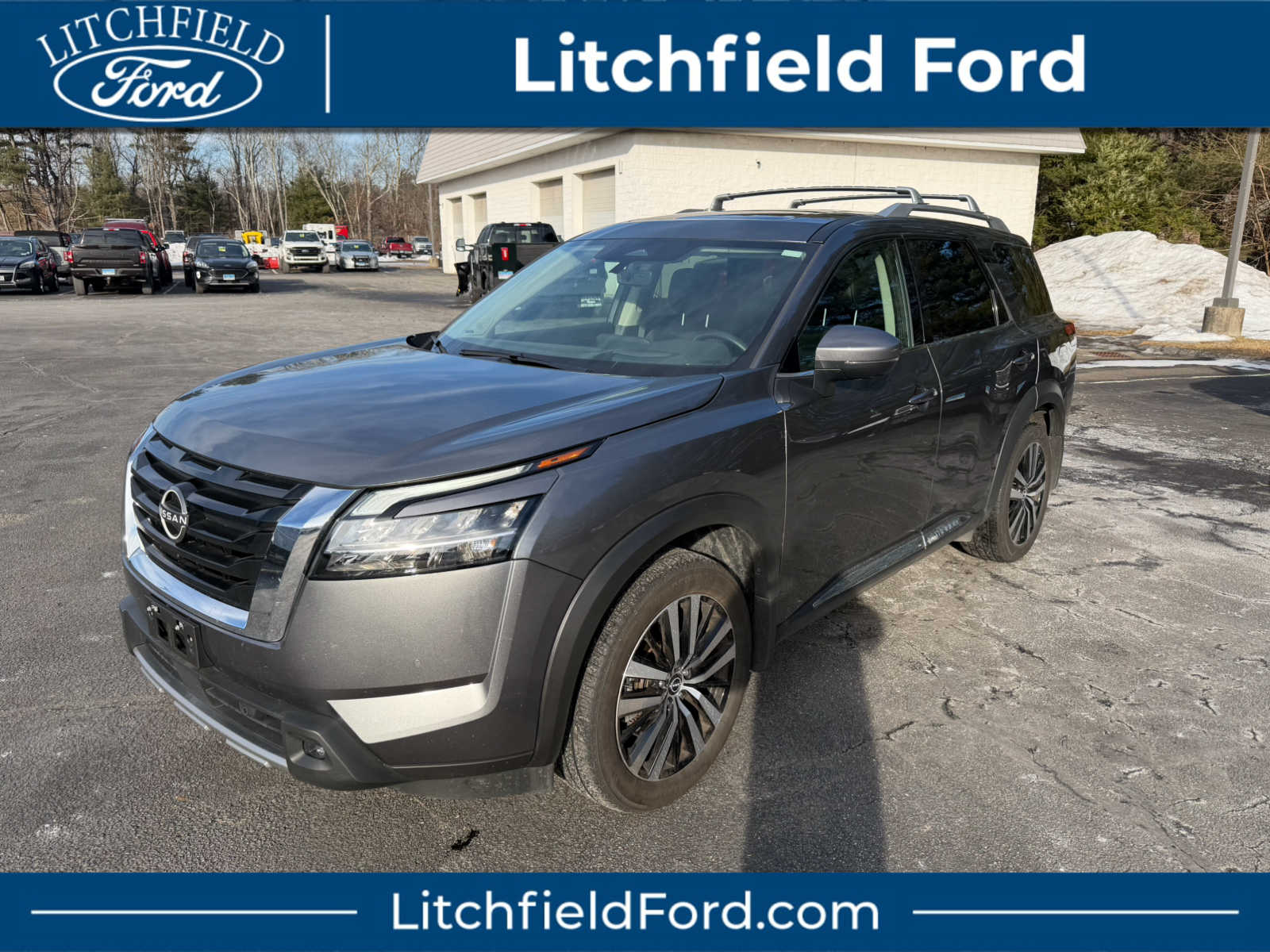 2023 Nissan Pathfinder Platinum's photo