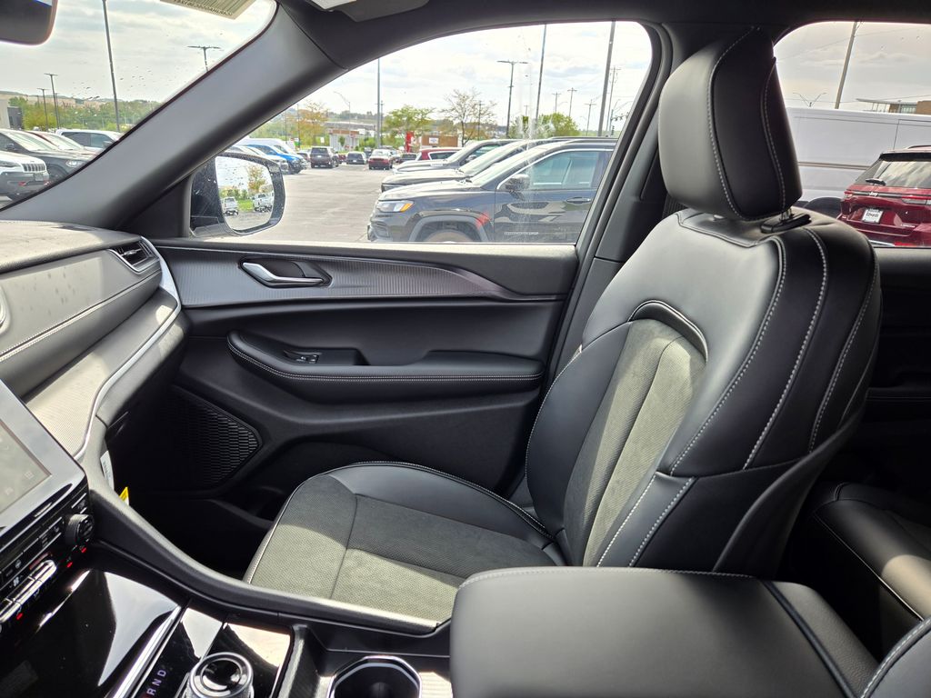 2025 Jeep Grand Cherokee Altitude X photo 2