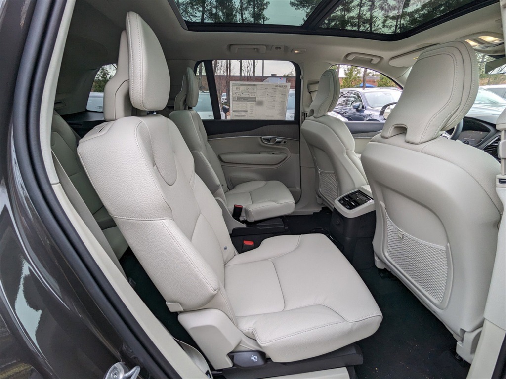 2025 Volvo XC90 T8 Plus photo 2