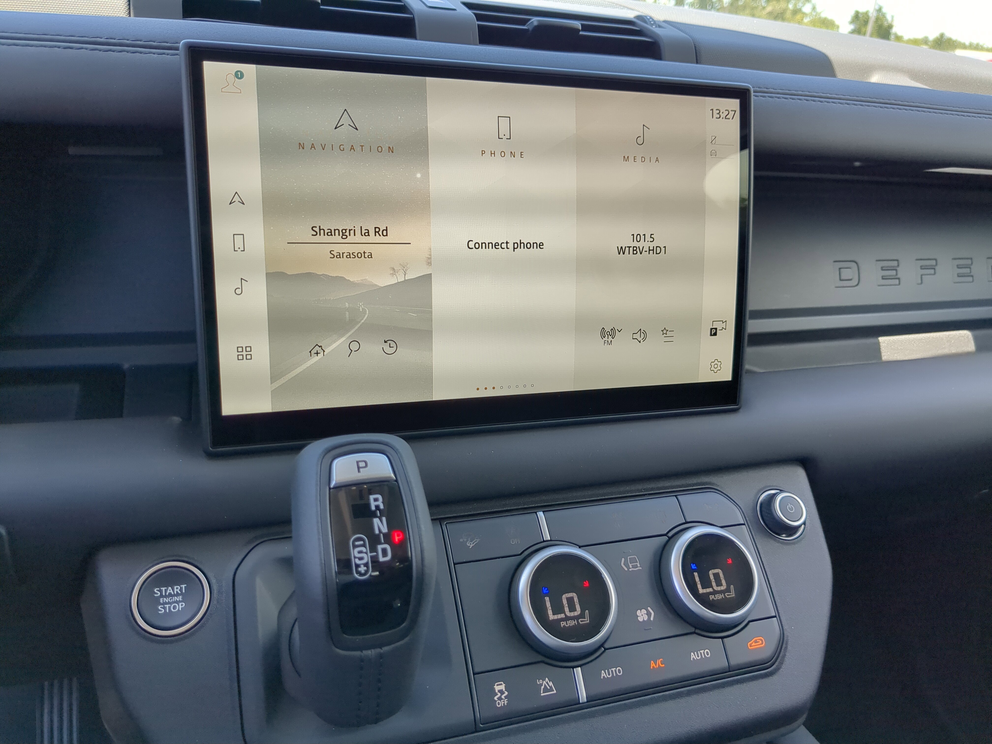 2025 Land Rover Defender 90 S photo 11