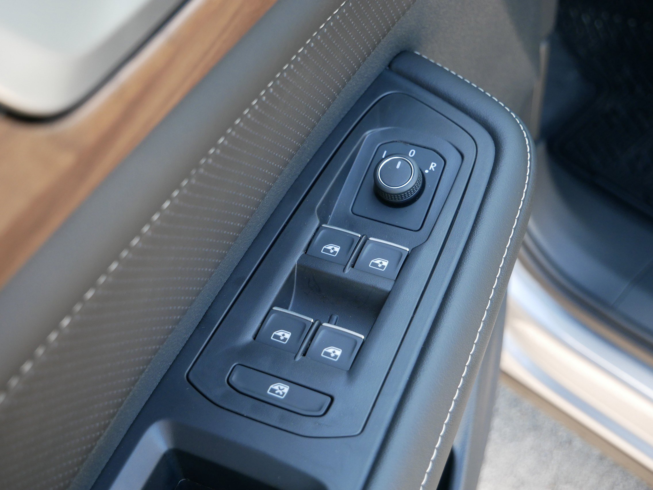 2025 Volkswagen Atlas SE Technology photo 6