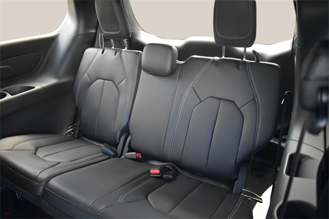 2025 Chrysler Pacifica photo 13