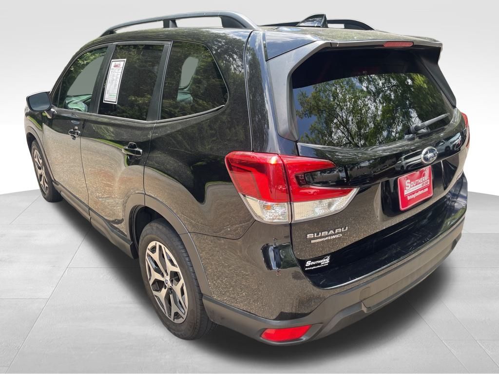 2021 Subaru Forester Premium photo 3