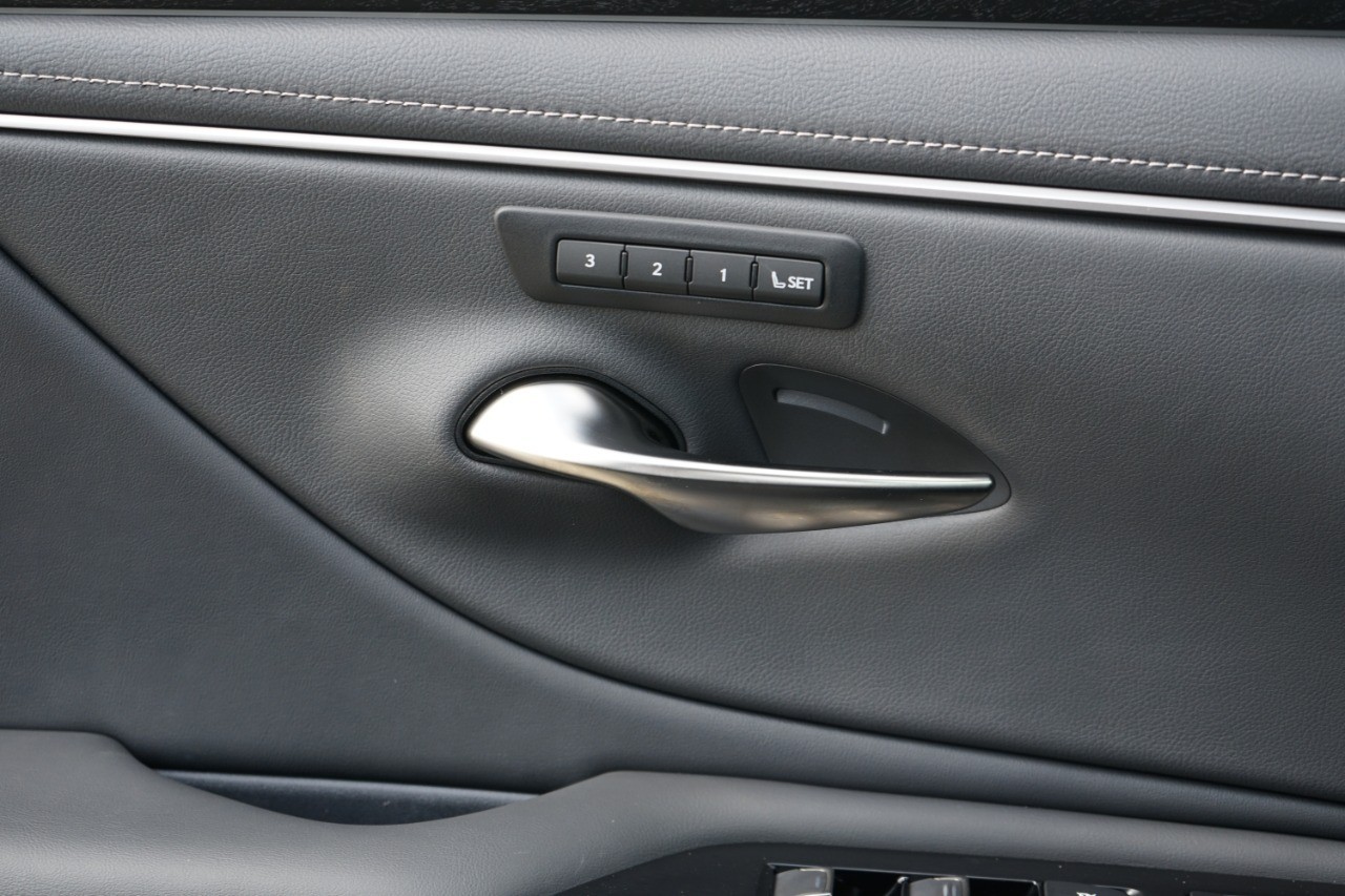 2025 Lexus ES 350 photo 20