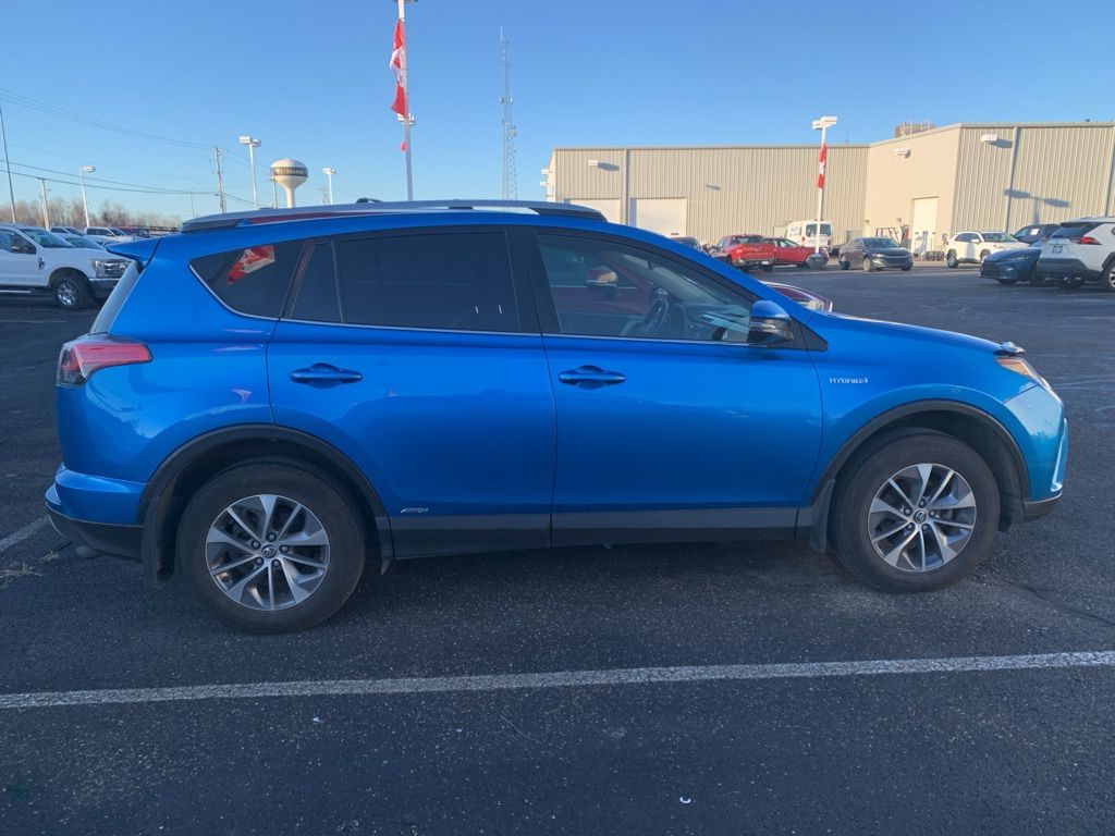 2017 Toyota RAV4 Hybrid XLE photo 2