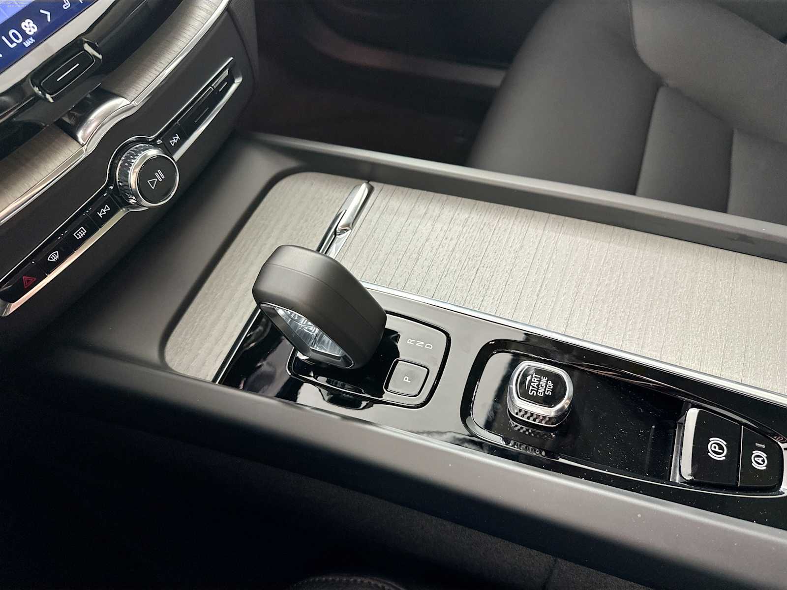 2025 Volvo XC60 T8 Plus photo 15