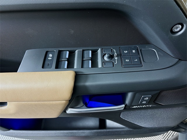 2025 Land Rover Defender 130 X-Dynamic SE photo 20