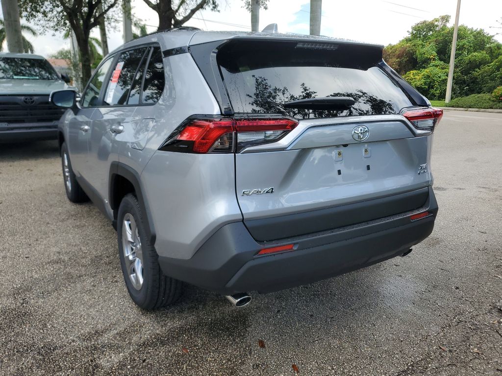 2025 Toyota RAV4 Hybrid XLE photo 7