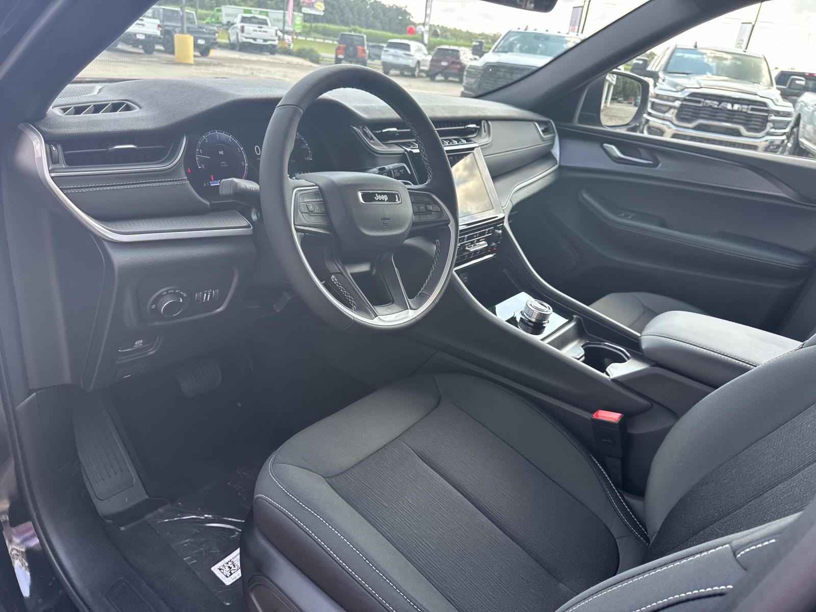 2025 Jeep Grand Cherokee Laredo X photo 8