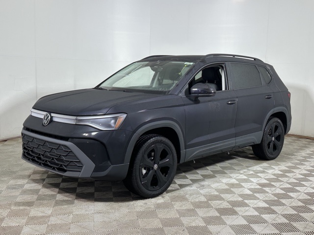 2025 Volkswagen Taos SE photo 3