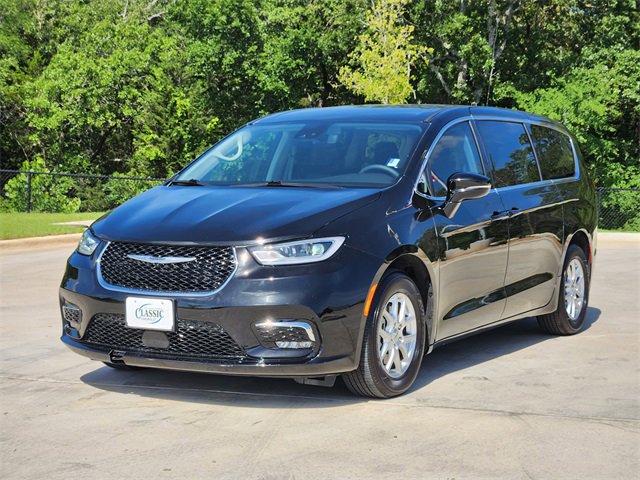 2024 Chrysler Pacifica Touring L photo 3