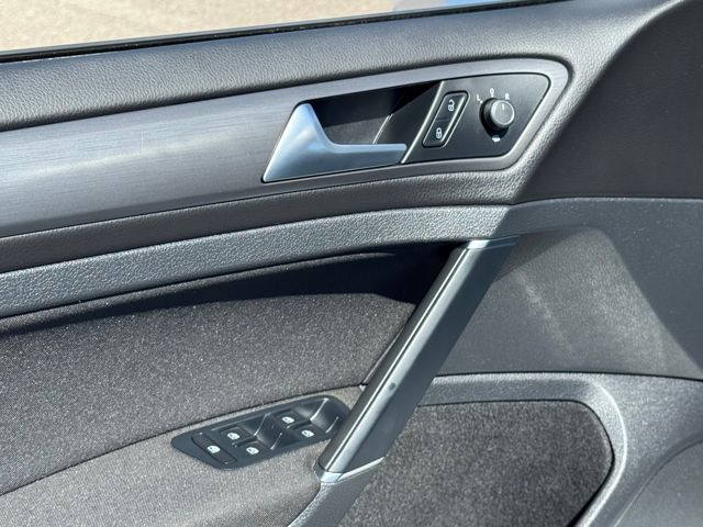 2019 Volkswagen e-Golf SE photo 5