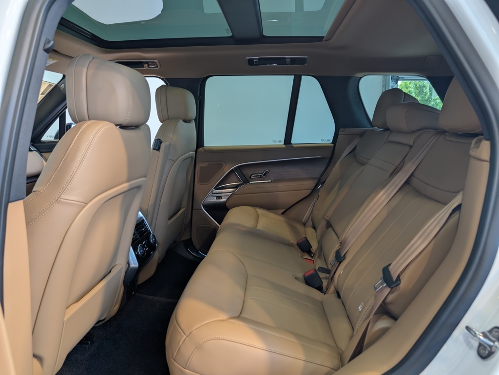 2025 Land Rover Range Rover SE photo 18