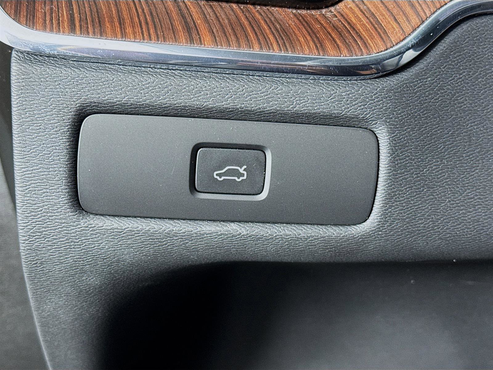 2023 Volvo XC60 Ultimate photo 9
