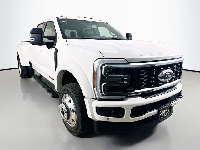 2026 Ford F-450 Super Duty Platinum's photo