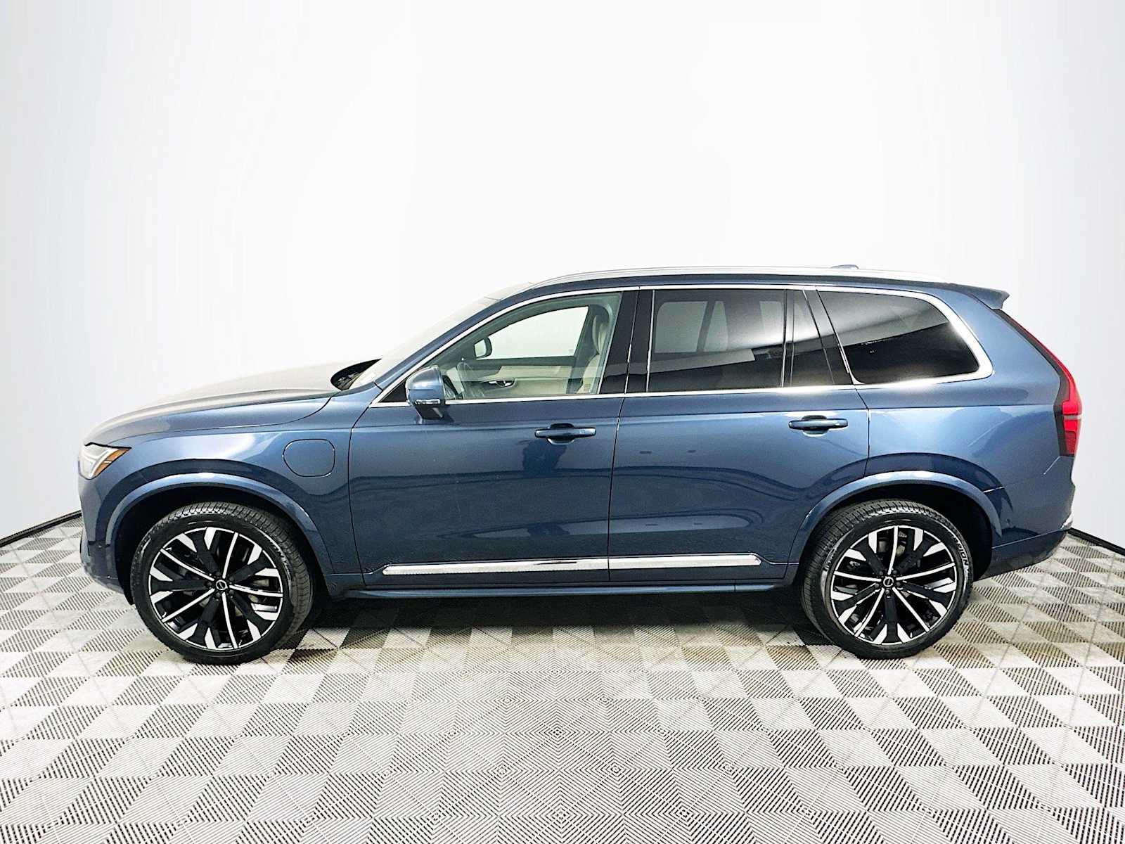 2026 Volvo XC90 T8 AWD Plus photo 4