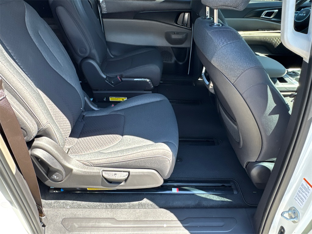 2026 Kia Carnival LX photo 13