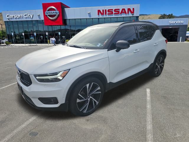 2020 Volvo XC40 R-Design photo 2