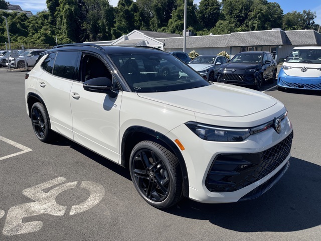 2025 Volkswagen Tiguan SE R-Line Black photo 2