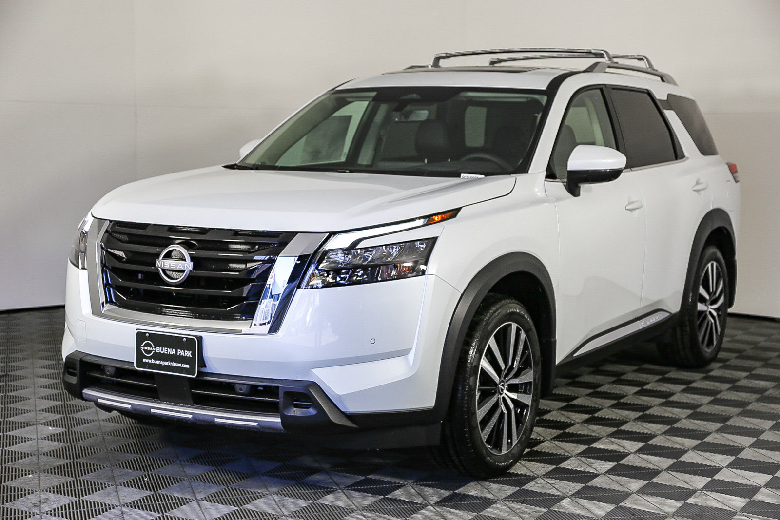 2025 Nissan Pathfinder Platinum photo 5