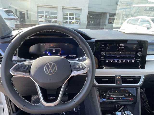 2025 Volkswagen Taos SE photo 17